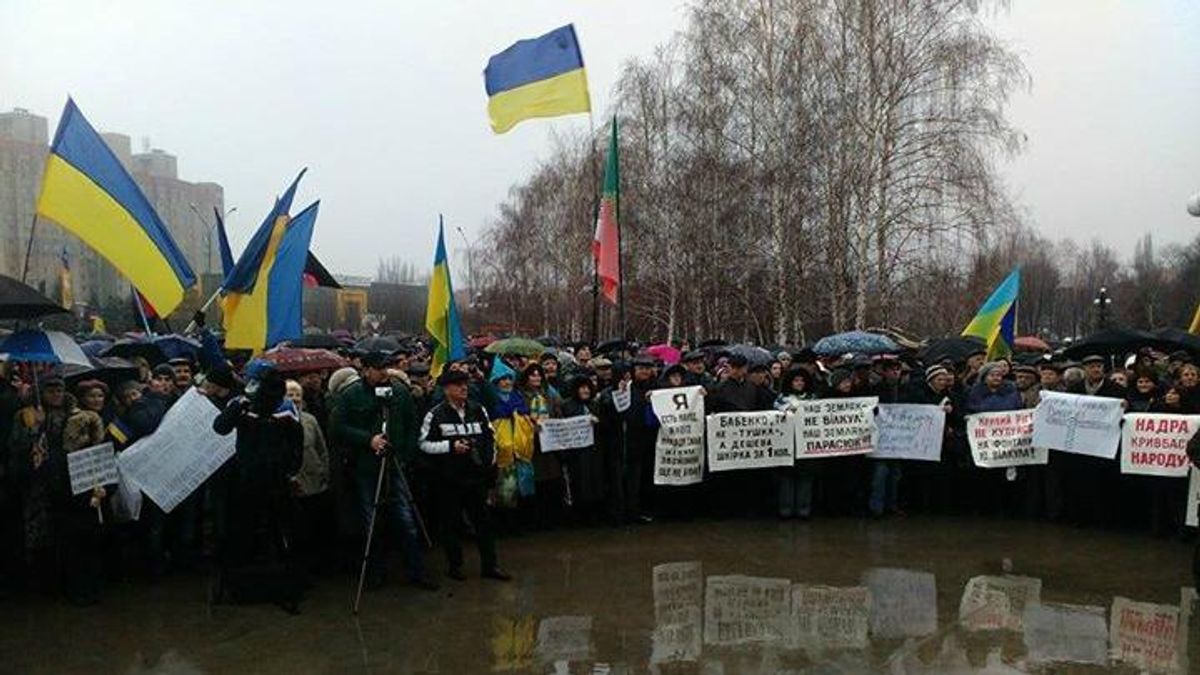 У Кривому Розі розпочалося багатолюдне віче, попри погрози і негоду У Кривому Розі розпочалося багатолюдне віче, попри погрози і негоду