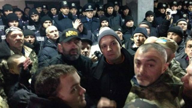 Сутички у Кривому Розі: нардепи з активістами штурмують міськраду