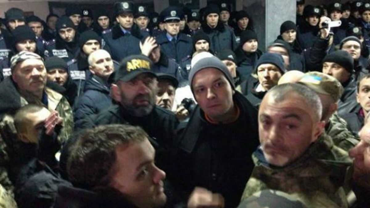 Столкновения в Кривом Роге: нардепы с активистами штурмуют горсовет Столкновения в Кривом Роге: нардепы с активистами штурмуют горсовет