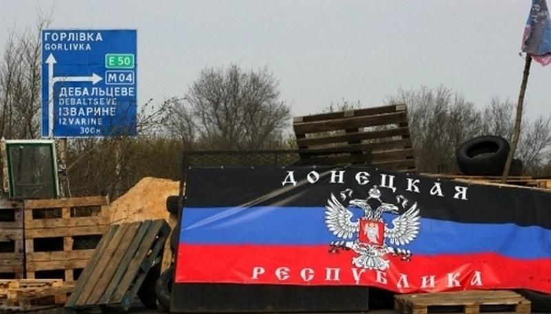 Бойовики розстріляли машину мирних мешканців на своєму блокпосту Бойовики розстріляли машину мирних мешканців на своєму блокпосту