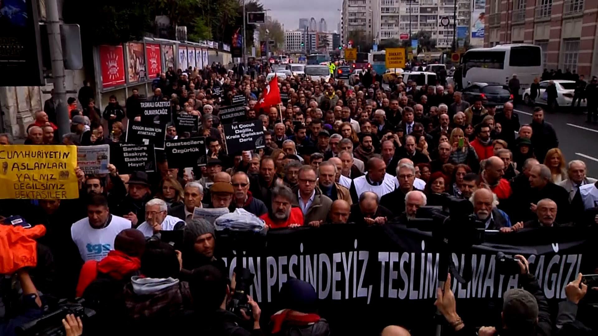 Світом прокотились протести — люди незадоволені життям Світом прокотились протести — люди незадоволені життям