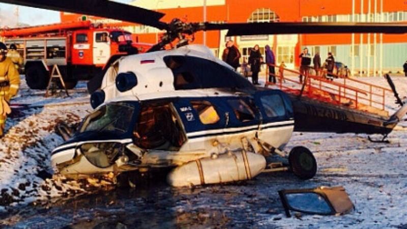 В России упал вертолет в центре города, есть погибшие