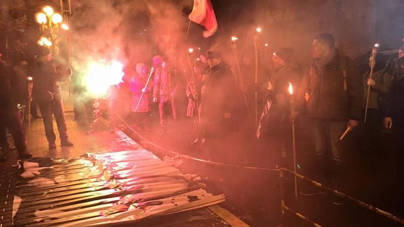 МВС та ГПУ вночі оточили вогнем МВС та ГПУ вночі оточили вогнем