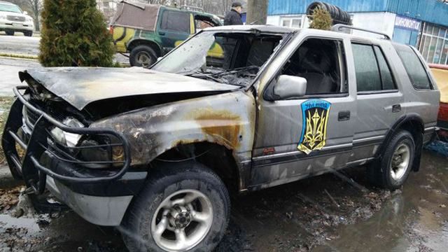 В Харькове сожгли три внедорожника