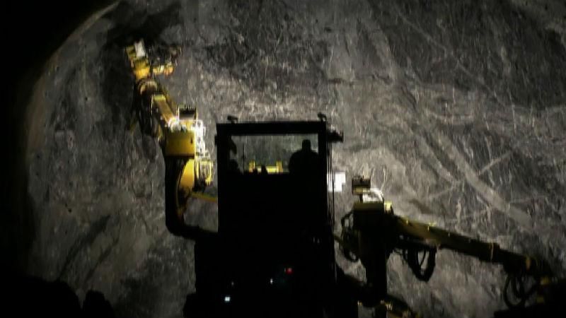 Жуткая машина, которая способна распилить прочный гранит Жуткая машина, которая способна распилить прочный гранит