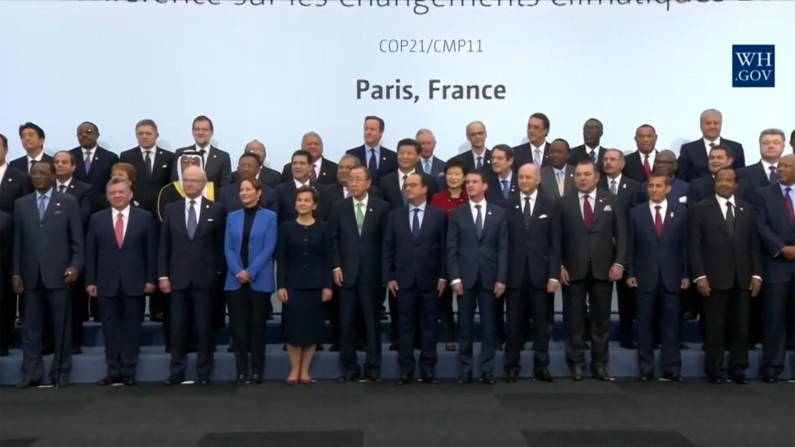 Світові лідери у Парижі вирішили сфотографуватись без Путіна