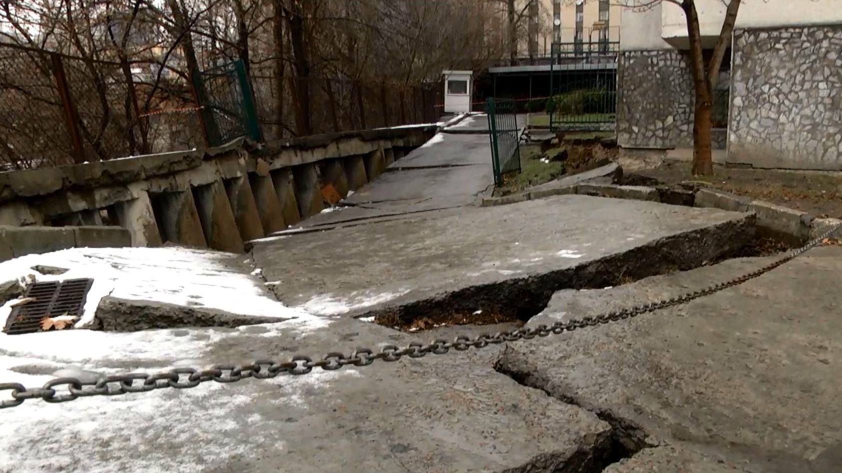 В Киеве многоэтажка может уйти под землю