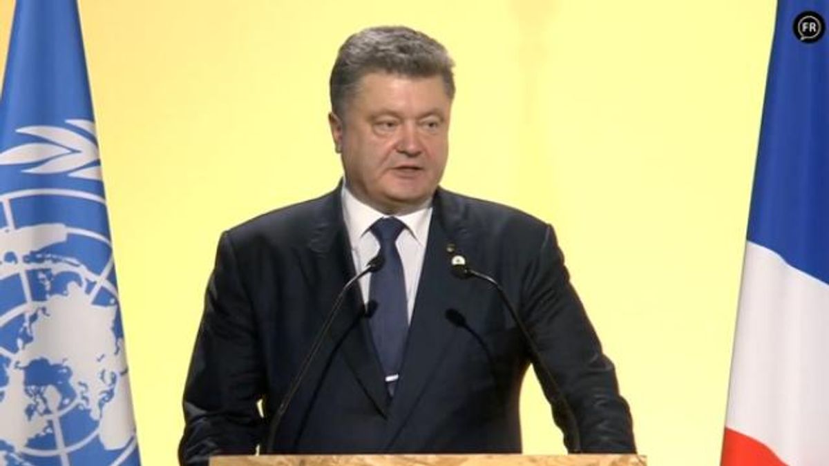 Журналістів обурила промова Порошенка на саміті в Парижі