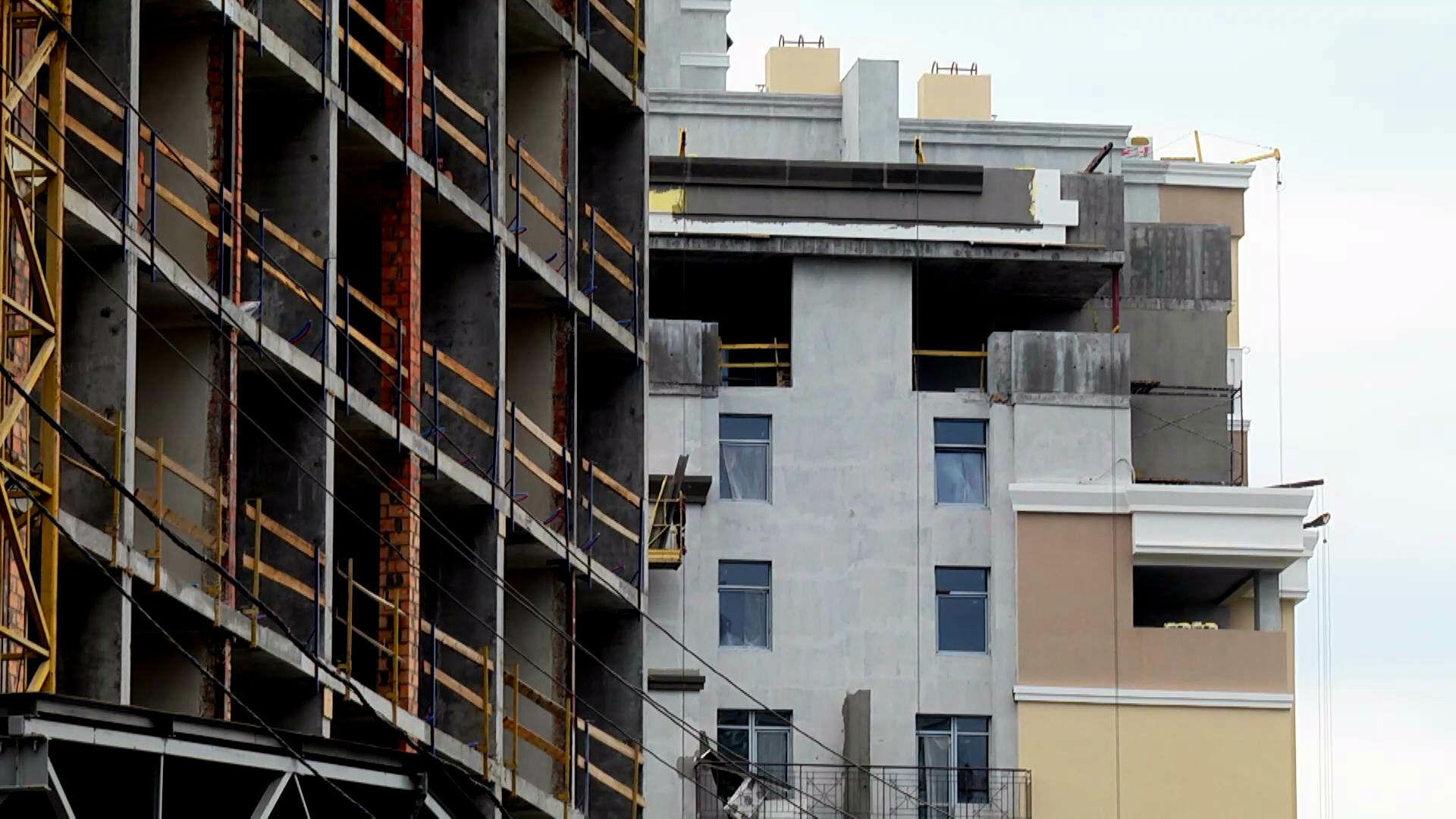 Столичные застройщики экономят на строительных материалах