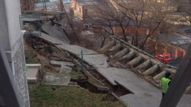 В Киеве обвалилась часть жилого дома В Киеве обвалилась часть жилого дома