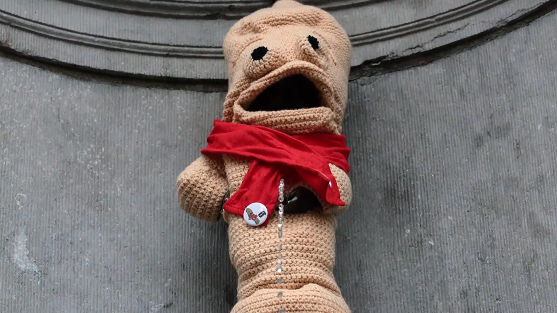 Статую пісяючого хлопчика одягли у костюм презерватива Статую пісяючого хлопчика одягли у костюм презерватива