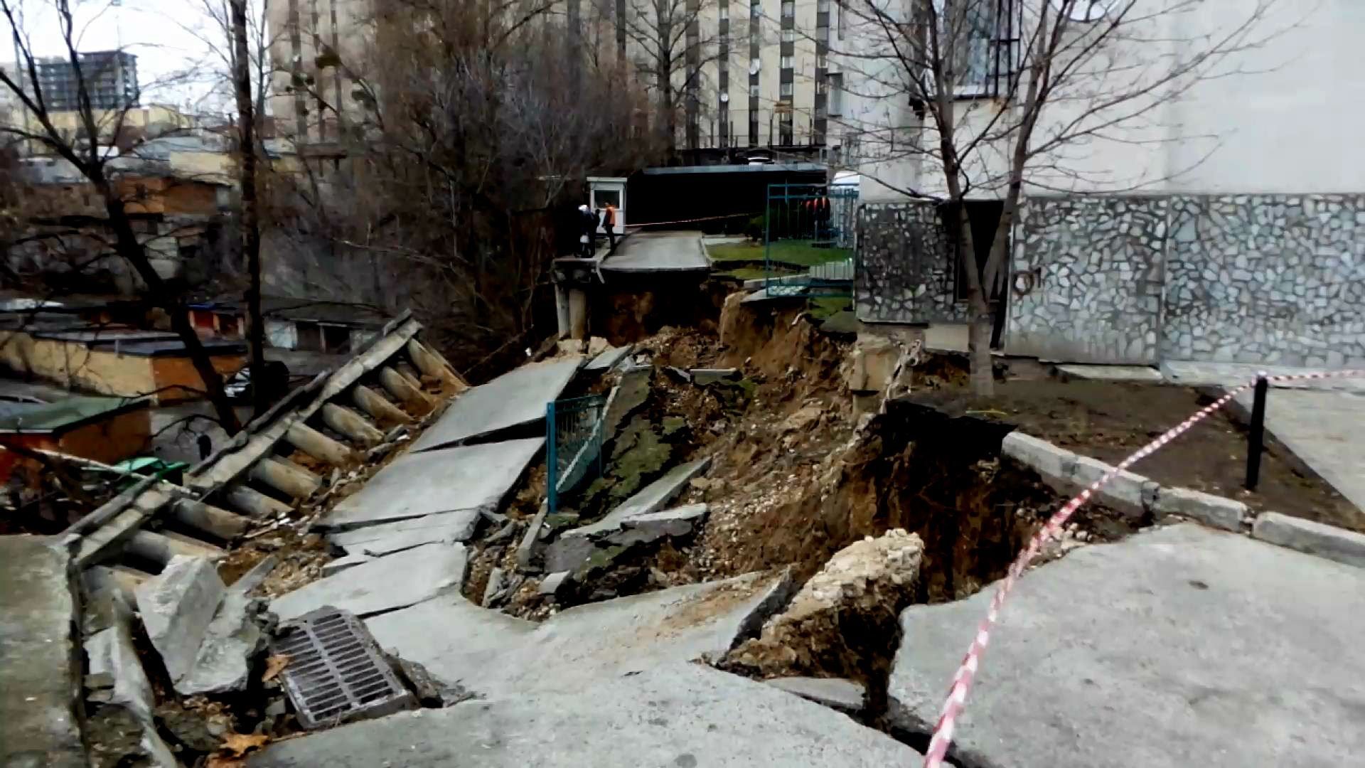 Київська влада не може вирішити, що робити з аварійним будинком Київська влада не може вирішити, що робити з аварійним будинком