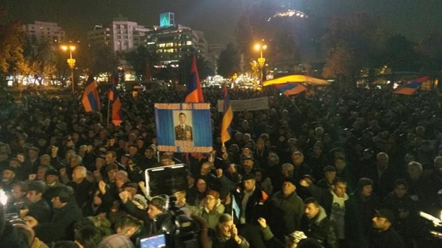 Протесты в Армении: активисты объявили бессрочную сидячую забастовку