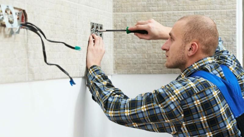 В Крыму бьют тревогу: массово ищут электриков В Крыму бьют тревогу: массово ищут электриков