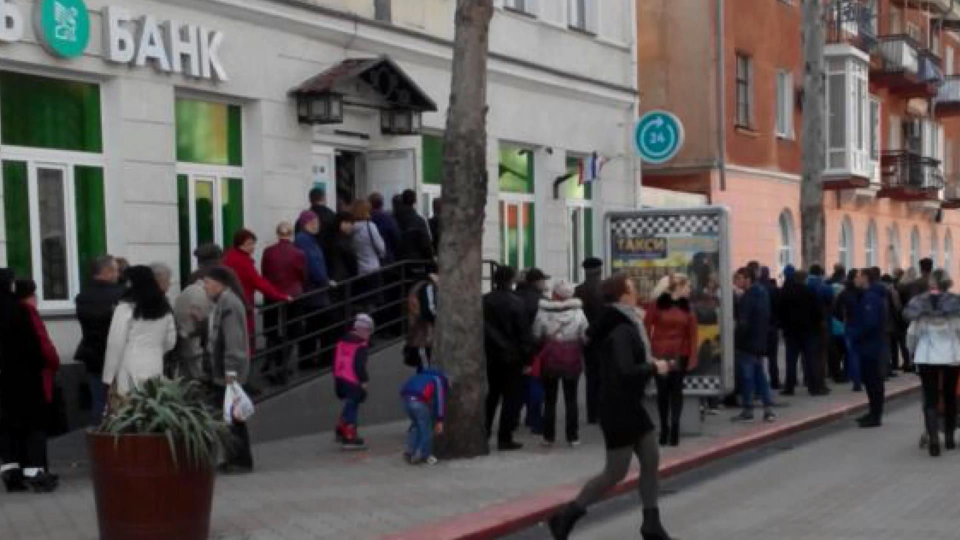 В окупованій Керчі люди годинами стоять у чергах до банкомату В окупованій Керчі люди годинами стоять у чергах до банкомату