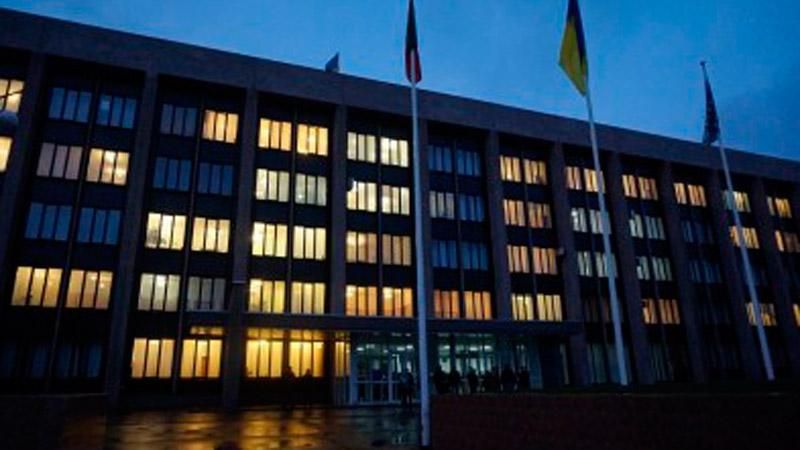 У Кривому Розі тривожно, активісти з'їжджаються під міськвиконком У Кривому Розі тривожно, активісти з'їжджаються під міськвиконком