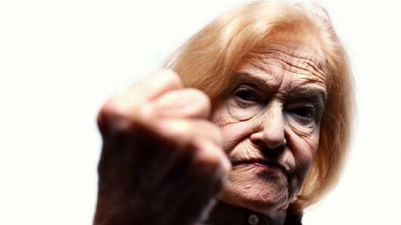 Бабушка наградила пинками грабителя в лифте Бабушка наградила пинками грабителя в лифте