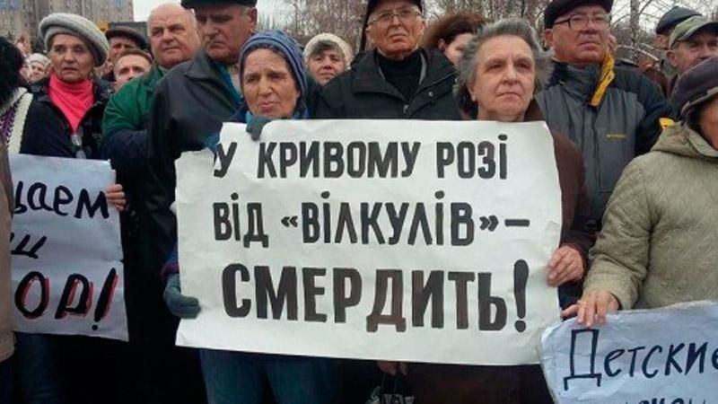 Пьяный депутат привел "титушок" в горисполком Кривого Рога Пьяный депутат привел "титушок" в горисполком Кривого Рога