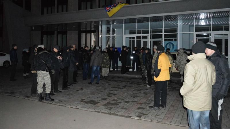 Нічні баталії у Кривому Розі: мінування, вимкнення світла та блокування будівлі Нічні баталії у Кривому Розі: мінування, вимкнення світла та блокування будівлі