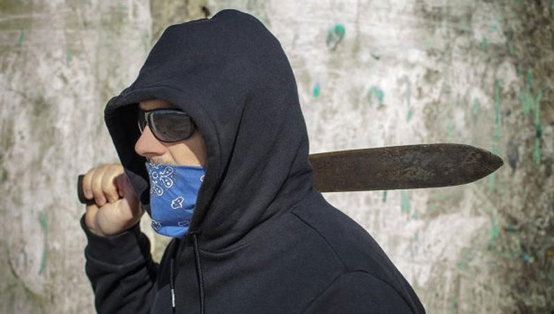 Российский продавец забросал вооруженного грабителя яйцами Российский продавец забросал вооруженного грабителя яйцами