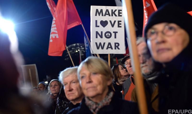 В Берлине протест против участия Германии в войне в Сирии В Берлине протест против участия Германии в войне в Сирии