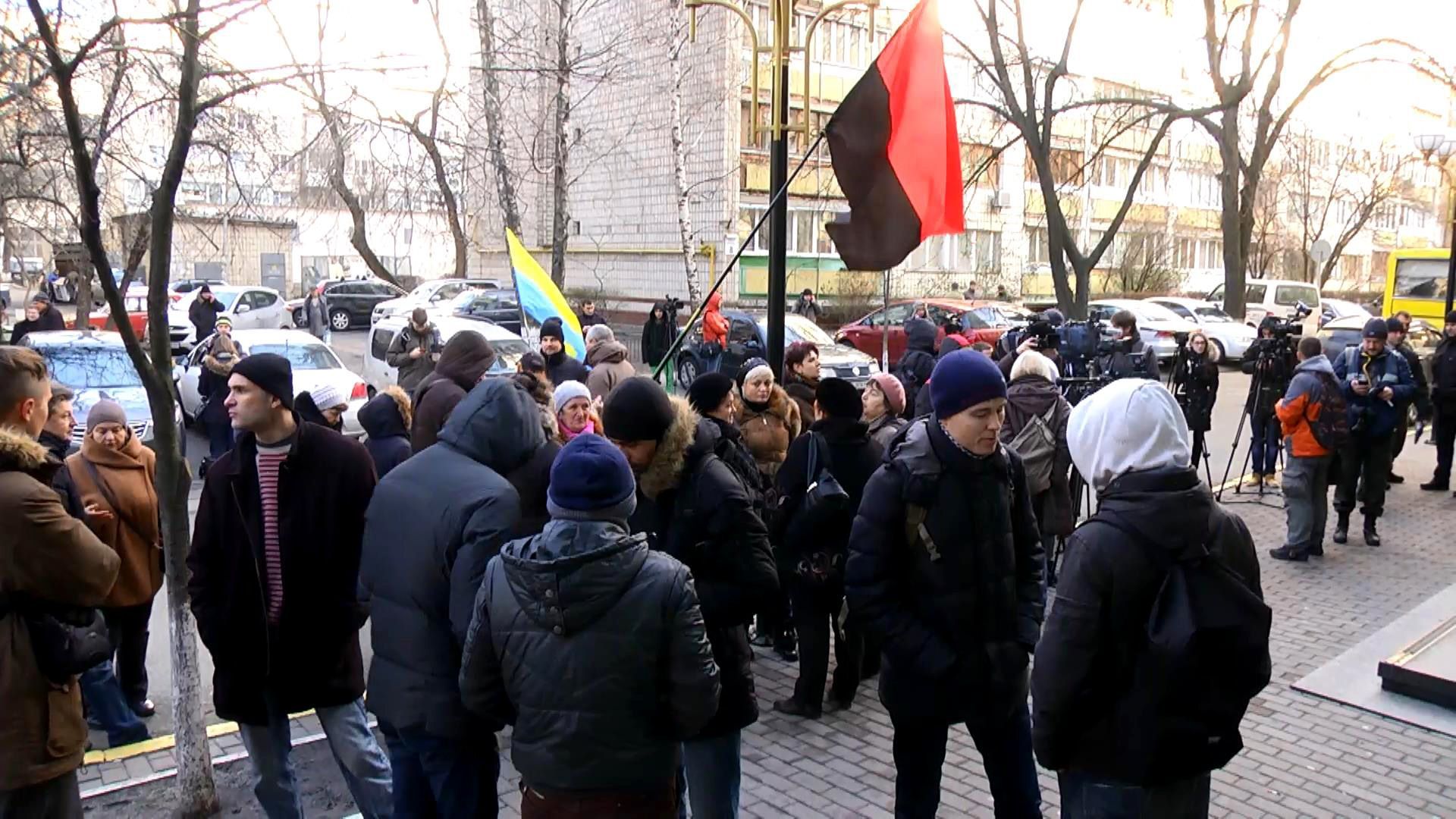 Под стенами ГПУ митинг относительно подозреваемого в деле Бузины