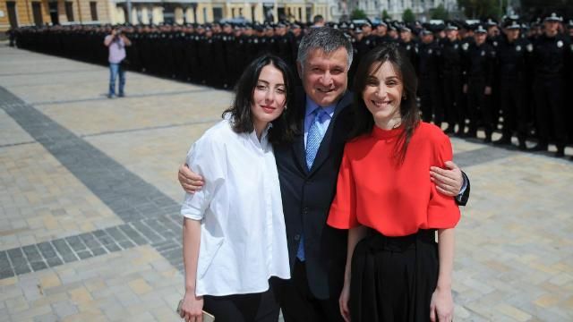 Аваков показав, скільки насправді зароблятимуть нові поліцейські Аваков показав, скільки насправді зароблятимуть нові поліцейські