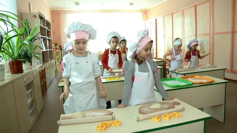 Дошкільнята на Сумщині випікають печиво для воїнів АТО