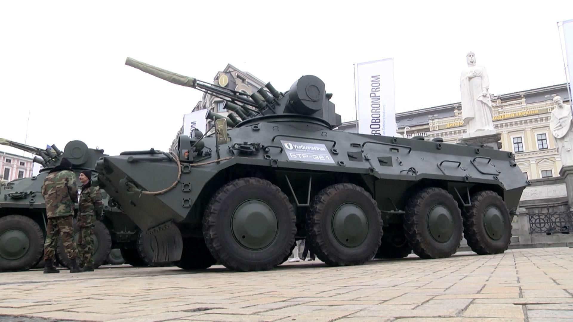 Аутентичную украинскую военную технику представили в самом в центре столицы