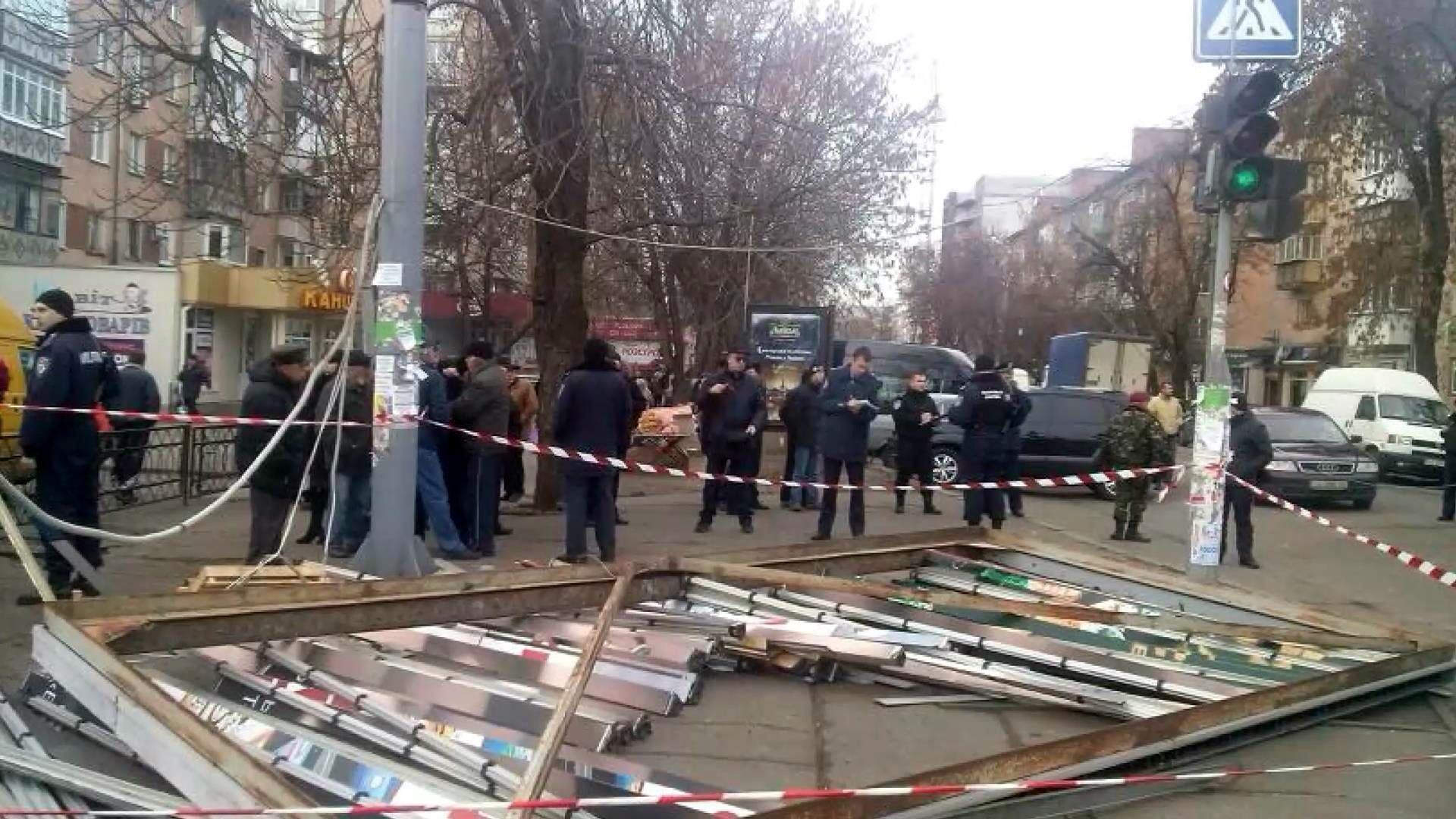 У центрі Черкас рекламний щит придавив людей. Багато травмованих (оновлено)