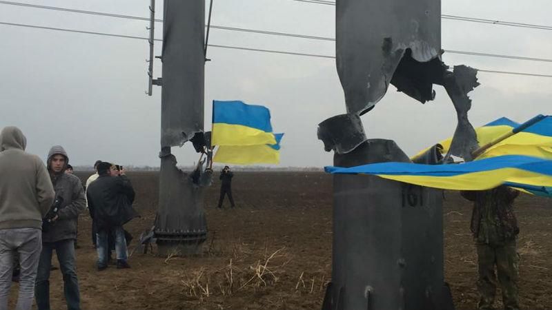 Порошенко вмовив активістів дозволили постачання електрики в Крим Порошенко вмовив активістів дозволили постачання електрики в Крим