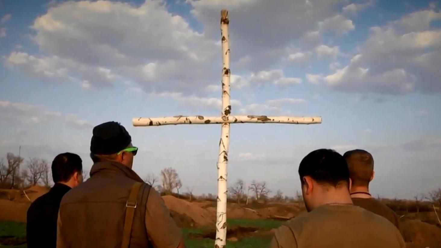 Как наскоро сделанный крест пережил обстрелы и стал символом веры украинских военных