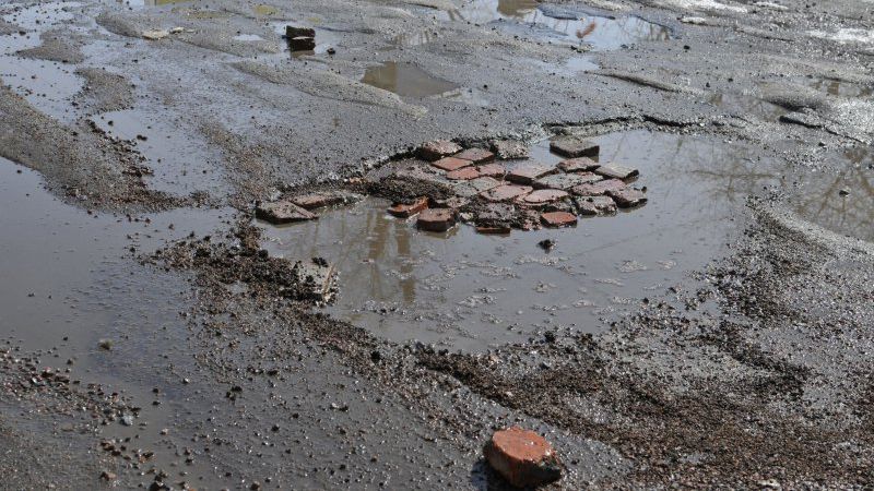 Яценюк пообіцяв 3 мільярди на дороги Яценюк пообіцяв 3 мільярди на дороги