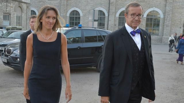 Естонський президент заручився з працівницею міноборони Латвії