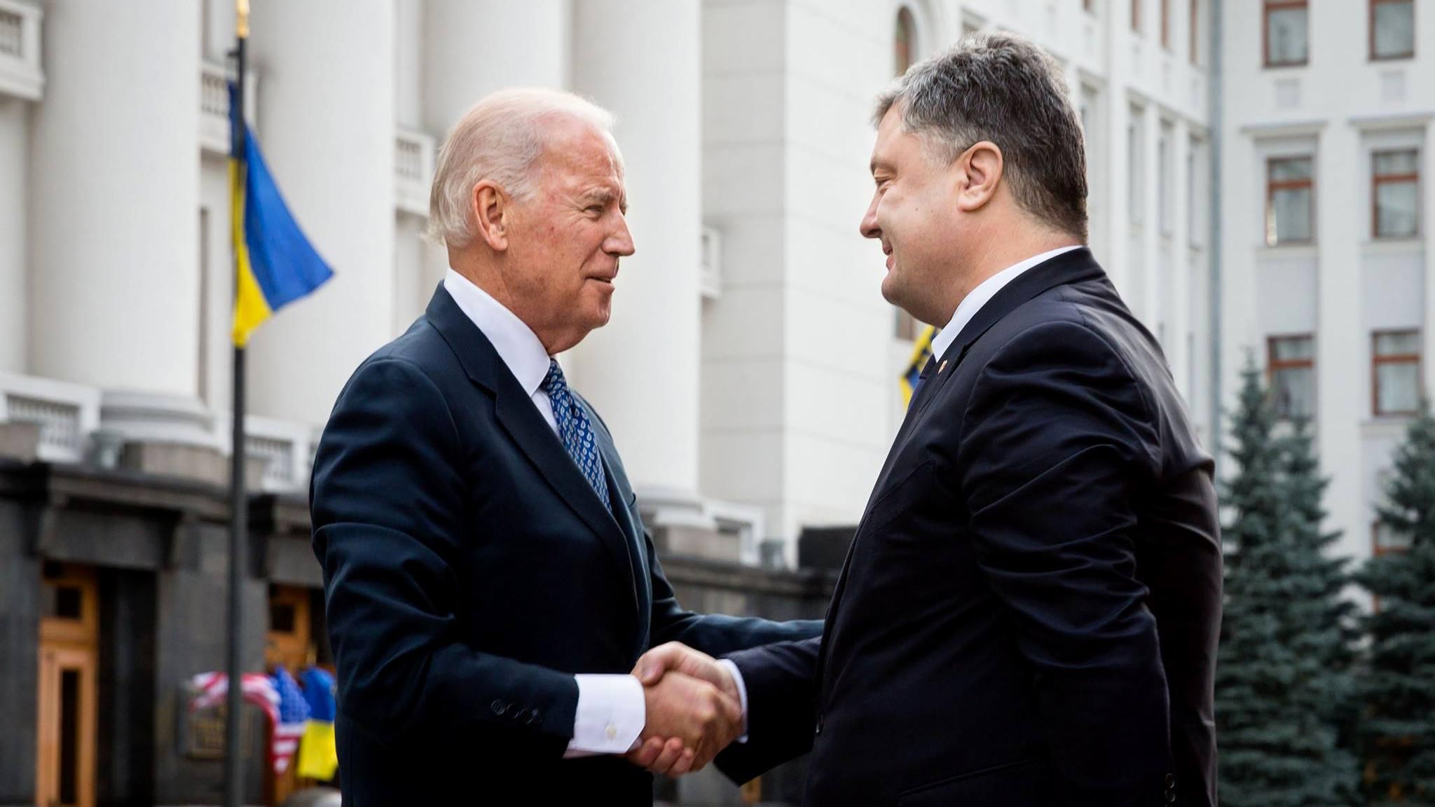 Байден та Порошенко обговорили надання летальної зброї Україні: чим це закінчилось