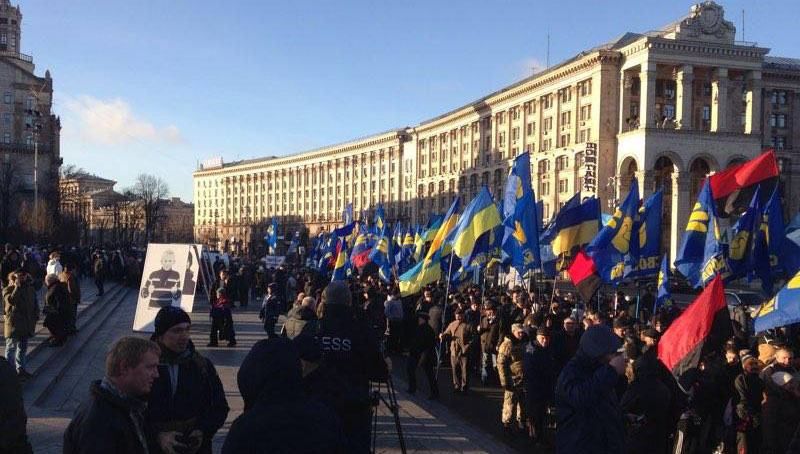 На Майдане в Киеве — многотысячный протест. Активисты требуют отставки Яценюка