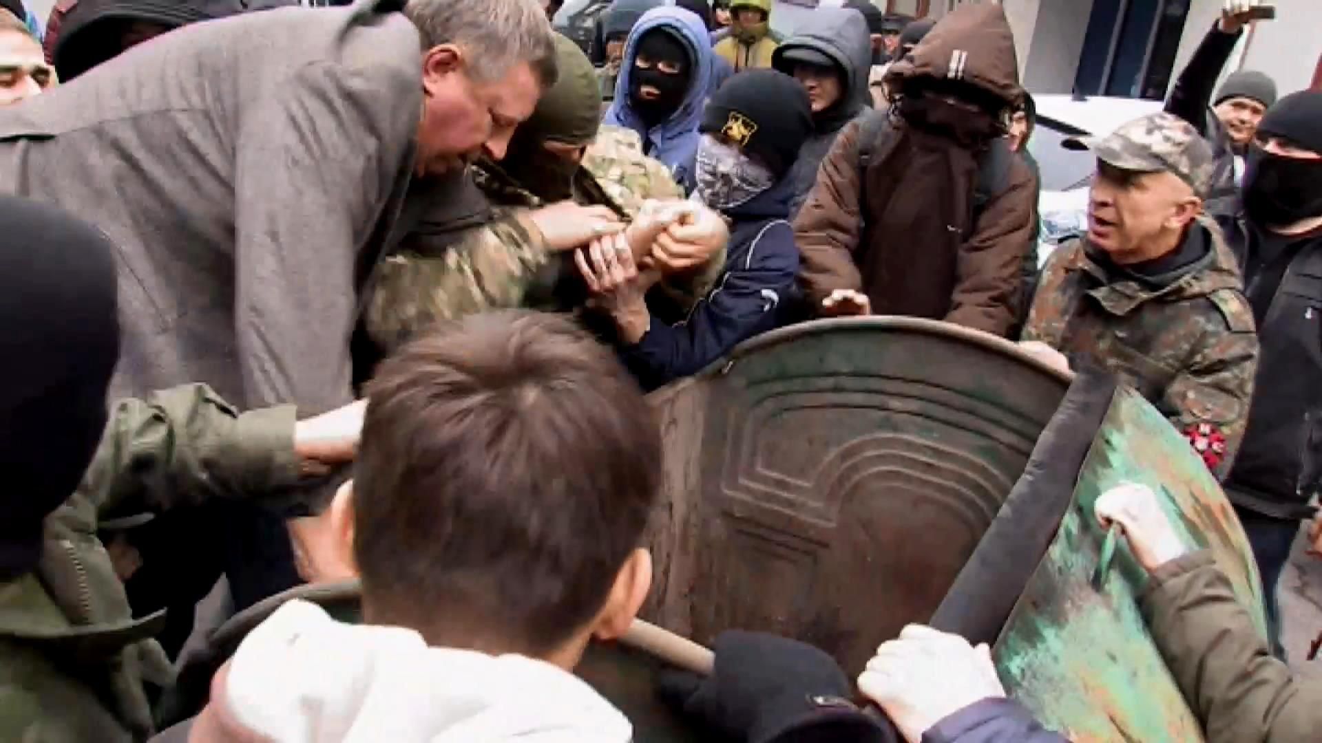 Після "сміттєвої люстрації" у Рівному екс-нардеп потрапив до лікарні (18+) Після "сміттєвої люстрації" у Рівному екс-нардеп потрапив до лікарні (18+)