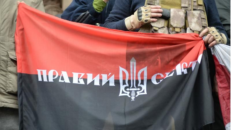 "Правый сектор" заблокировал суд в Кировограде. Начались столкновения