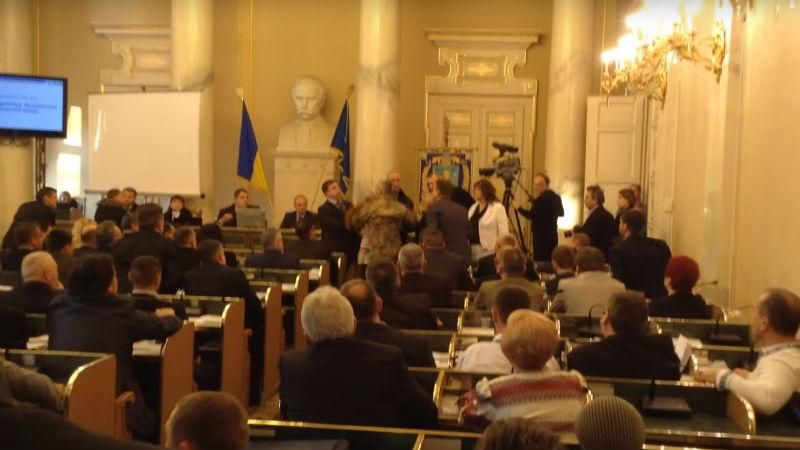 Екс-віце-спікер Кошулинський зчинив бійку в облраді Екс-віце-спікер Кошулинський зчинив бійку в облраді