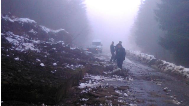 Непогода бушует на Закарпатье: произошел обвал на дороге Непогода бушует на Закарпатье: произошел обвал на дороге