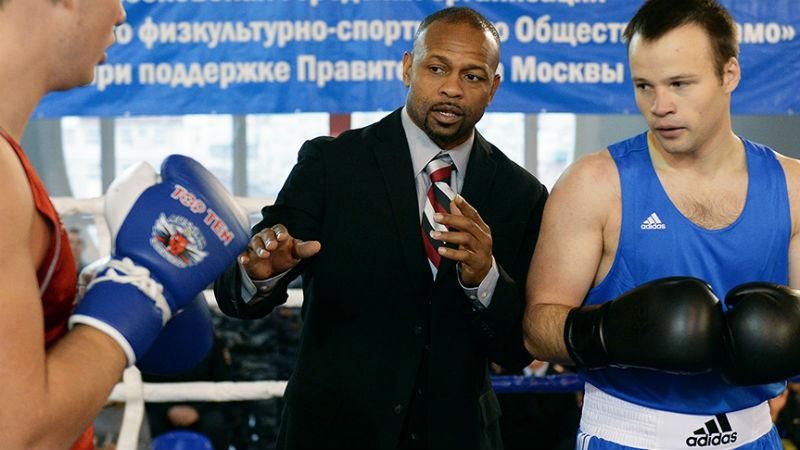 Рой Джонс отрабатывает гражданство: боксер учит драться российских полицейских
