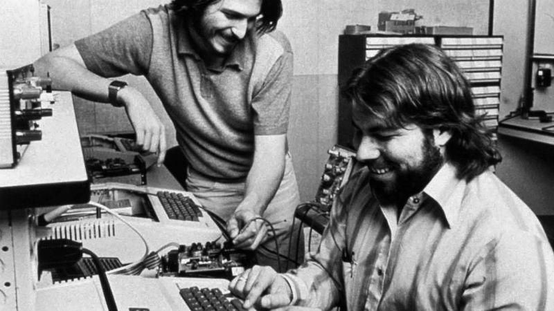 Американець з українським корінням, який разом з Джобсом розробив перший ПК Американець з українським корінням, який разом з Джобсом розробив перший ПК