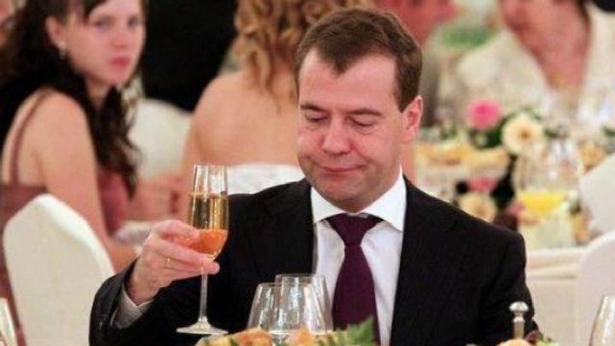 Геноцид уже полный? Соцсети высмеяли скандальное заявление Медведева Геноцид уже полный? Соцсети высмеяли скандальное заявление Медведева