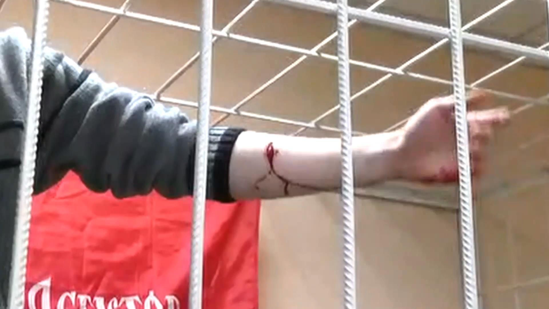 Підозрювані порізали вени у залі суду, аби привернути увагу до правового свавілля Підозрювані порізали вени у залі суду, аби привернути увагу до правового свавілля