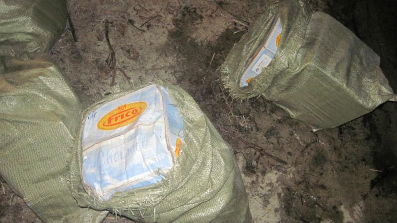 Полные мешки "санкционного" сыра пытались переправить на лодке в Россию Полные мешки "санкционного" сыра пытались переправить на лодке в Россию