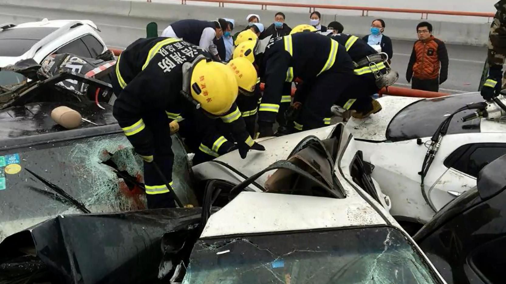 Из-за густого смога в Китае столкнулись 33 автомобиля Из-за густого смога в Китае столкнулись 33 автомобиля