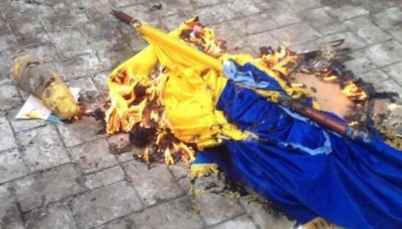 Троих жителей Краматорска осудили за надругательство над флагом Украины
