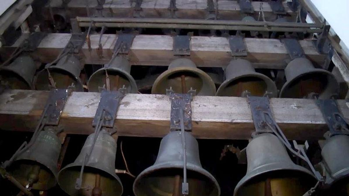 Як дзвони Михайлівського монастиря рятували майданівців під час революції Як дзвони Михайлівського монастиря рятували майданівців під час революції