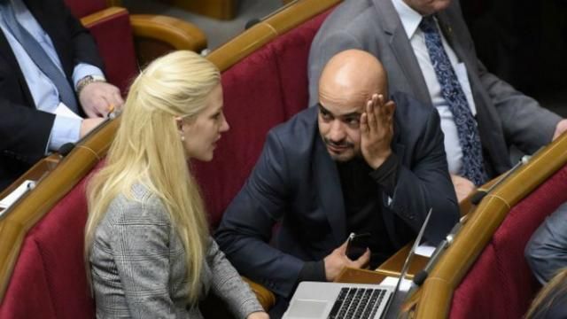 Яценюку предлагают отдать кресло кому-то другому из "Народного фронта" Яценюку предлагают отдать кресло кому-то другому из "Народного фронта"