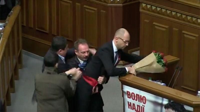 Появилось полное видео "расправы" Барни с Яценюком Появилось полное видео "расправы" Барни с Яценюком